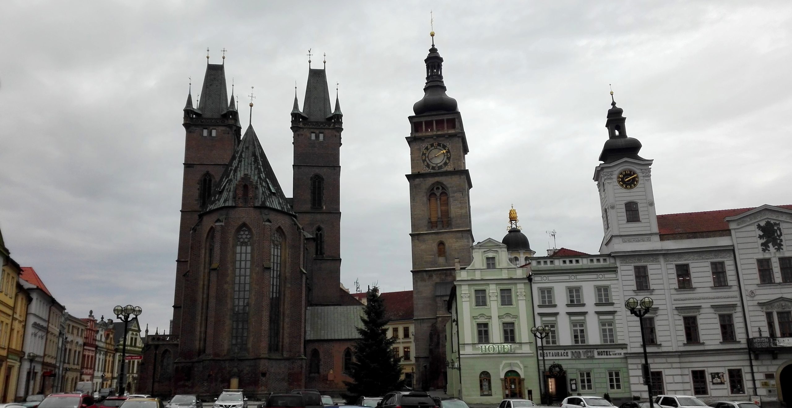 Let letadlem Hradec Králové, pohled na Bílou věž na náměstí