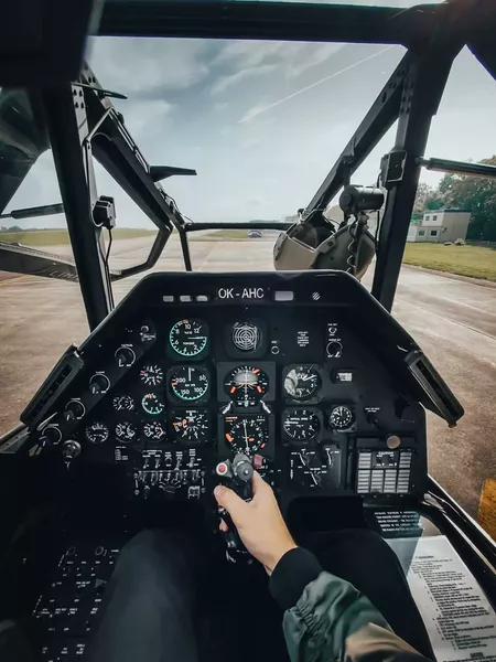 kokpit bojového vrtulníku
